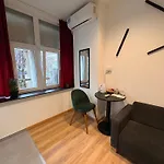 Mickitos Square And 3* Скоп'є