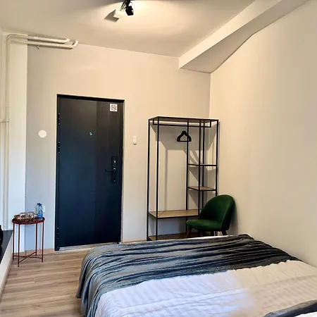 Mickitos Square And 3* Скоп'є